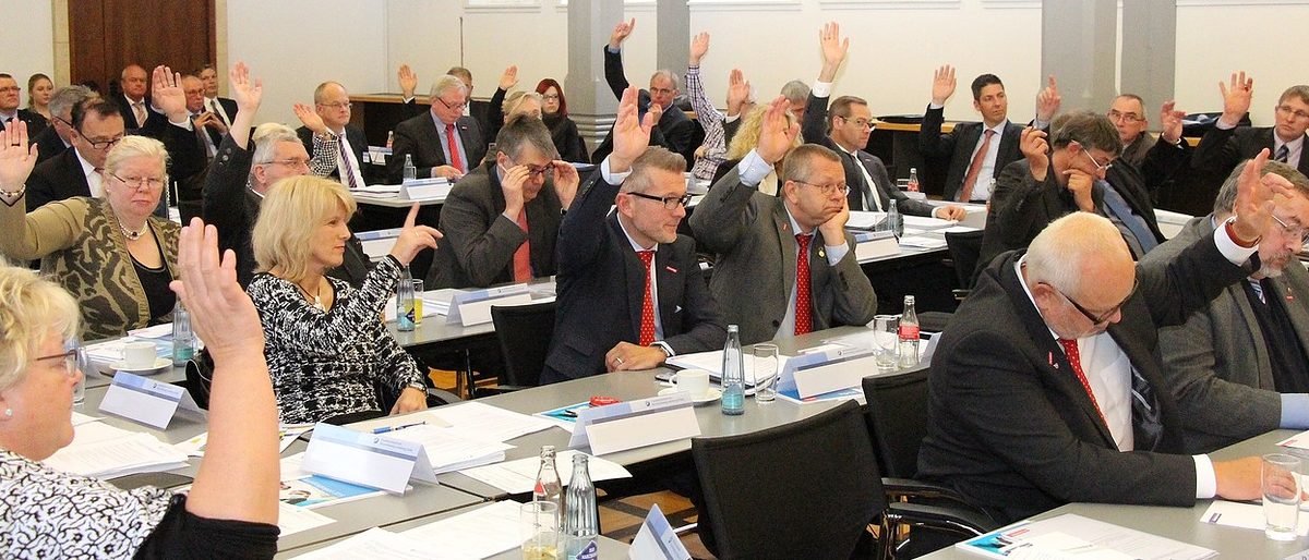 Abstimmung, Vollversammlung, Entscheidung, Beschluss, Resolution, Hand heben, abstimmen