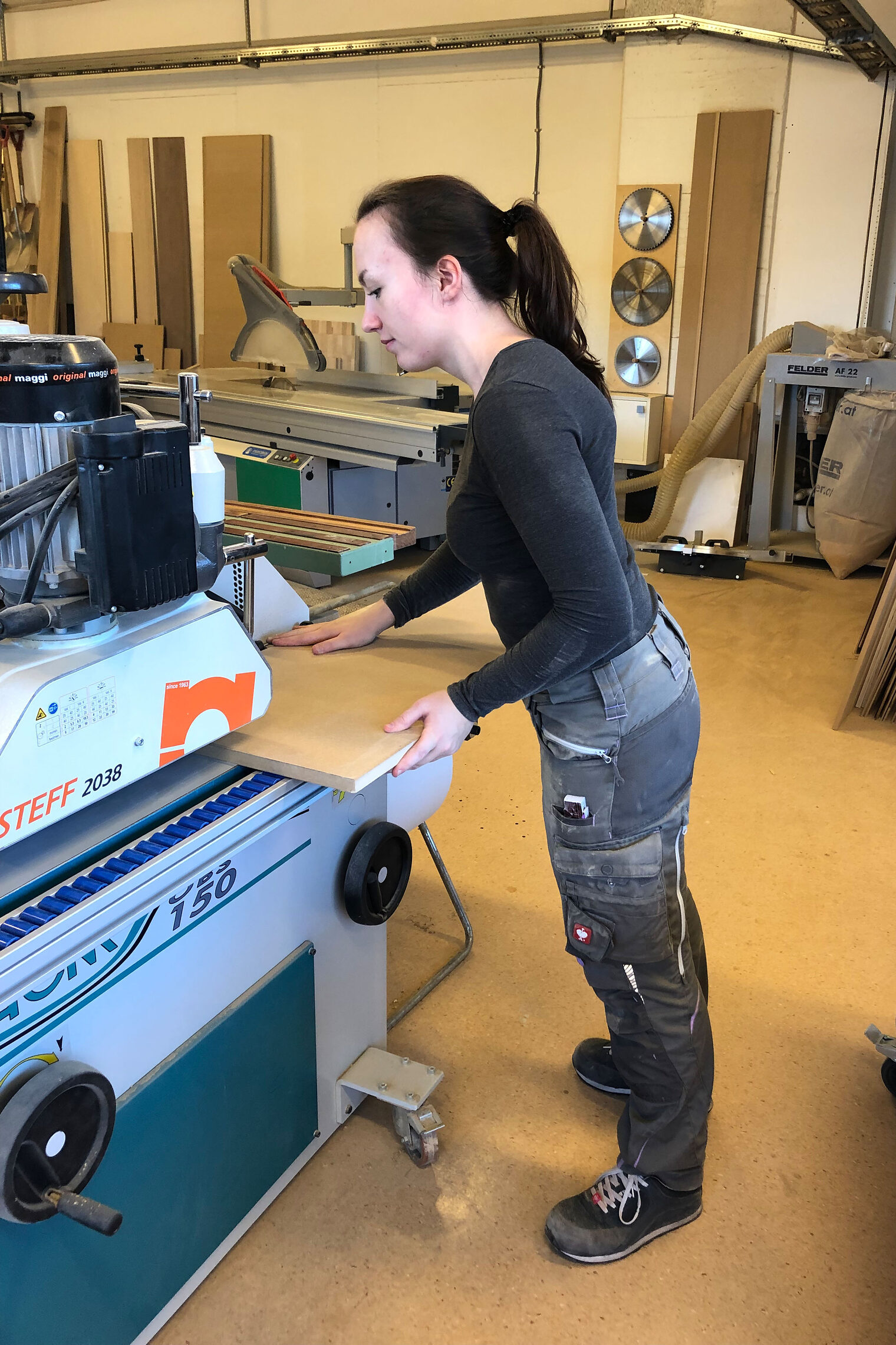Die angehende Tischlerin Michelle Kubiczek, die ihre Ausbildung bei der LaVie Reha gGmbH in Königslutter absolviert, bei der Herstellung von Systemmöbeln.