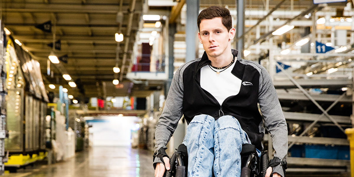 Ein Mitarbeiter der Daimler AG, Gewinner des Inklusionspreises 2019. Inklusionspreis, Inklusion, Rollstuhl