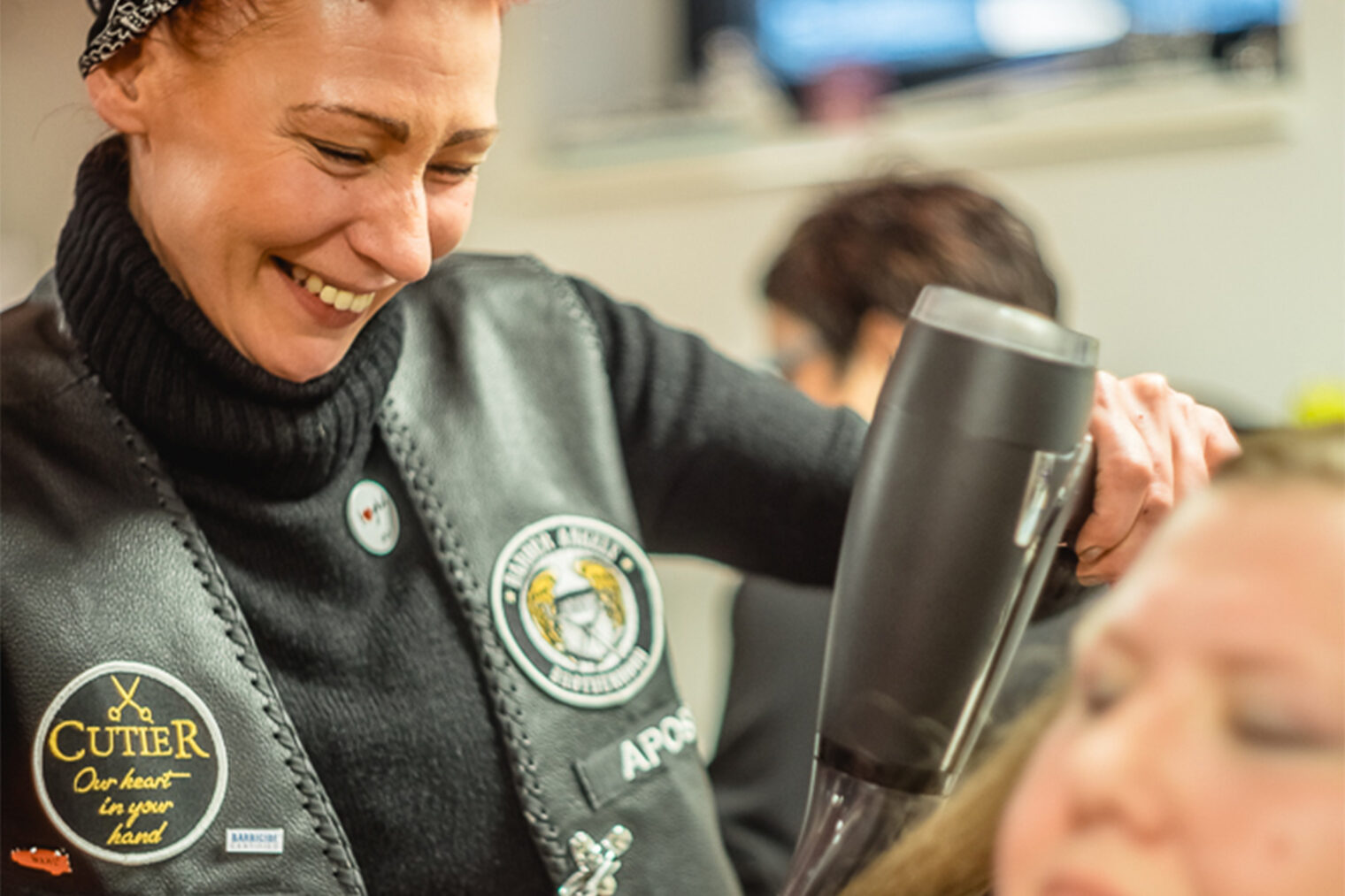 Melanie Casavecchia von den Barber Angels frisiert Obdachlose ehrenamtlich.