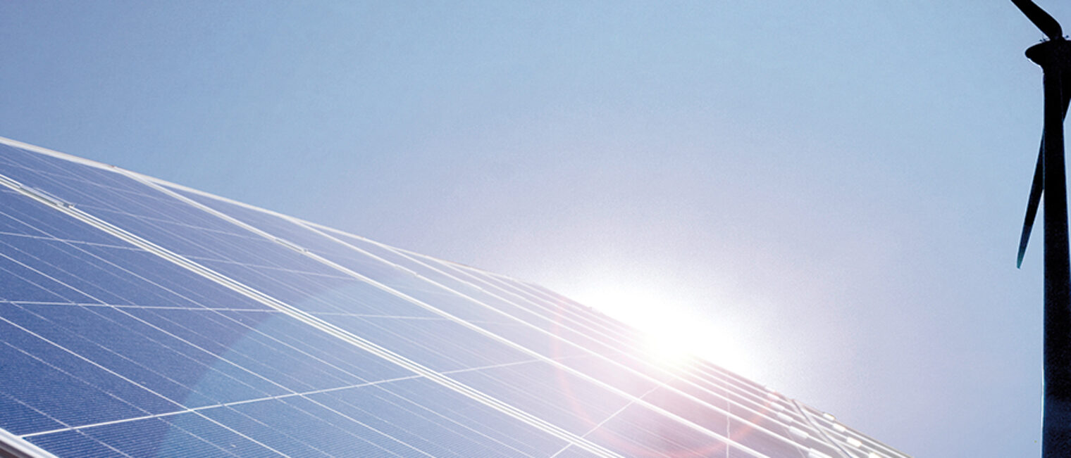 Solarzellen und Windrad Solarzellen und Windrad Schlagwort(e): Solar, Solarenergie, Photovoltaik, Windenergie, Sonne, Strom, Energie, EEG, sonnenuntergang, windkraft, windkraftanlage, Solarzelle, Fotovoltaik, Thermie windkraftwerk, windpark, Solar, Panel, Solaranlage, alternativ, energie, wärme, abendstimmung, abend, regenerativ, regenerative energie, umweltfreundlich, Rot, orange, Stimmung, Power, turbine, himmel, gold, gluehen, blau