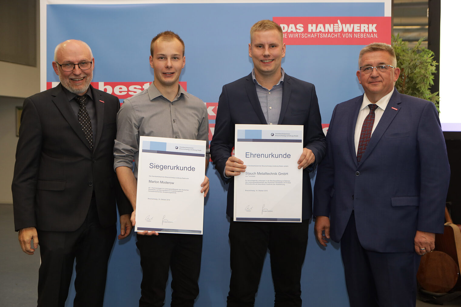 Marlon Moderow mit seinem Ausbilder sowie Hauptgeschäftsführer Eckhard Sudmeyer (l.) und Präsident Detlef Bade (r.)