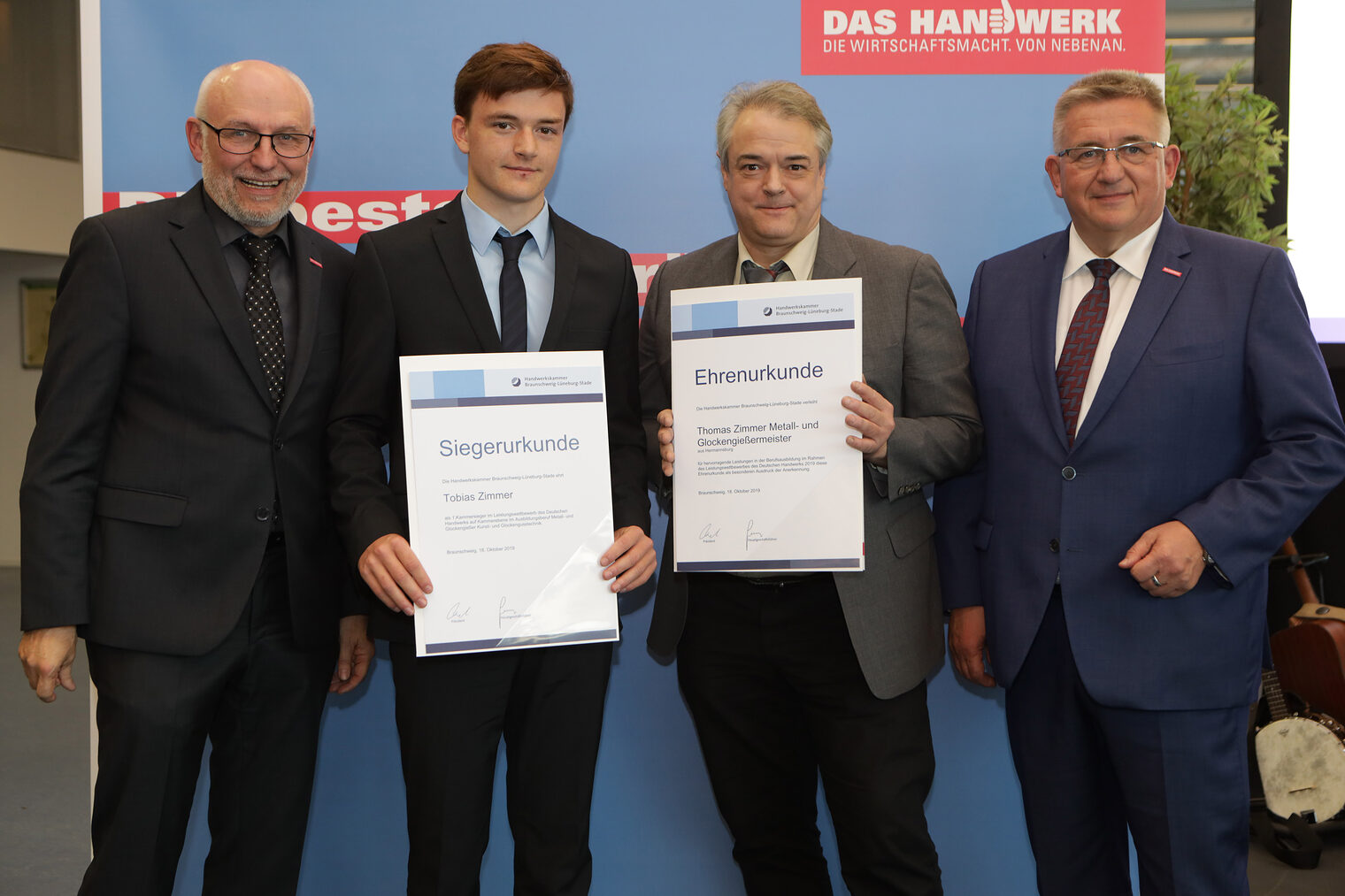 Tobias Zimmer mit seinem Ausbilder sowie Hauptgeschäftsführer Eckhard Sudmeyer (l.) und Präsident Detlef Bade (r.)