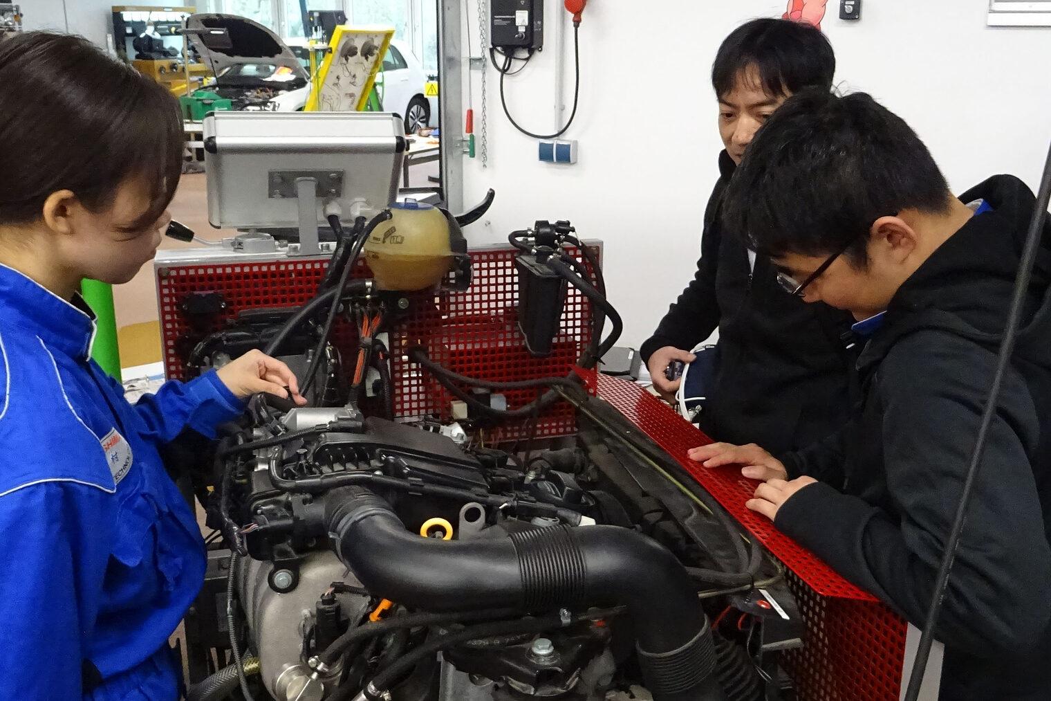 Japanische Azubis arbeiten in der Stader Kfz-Werkstatt.