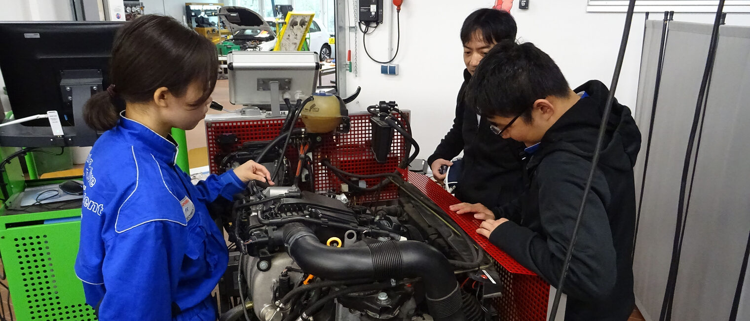 Japanische Azubis arbeiten in der Stader Kfz-Werkstatt.