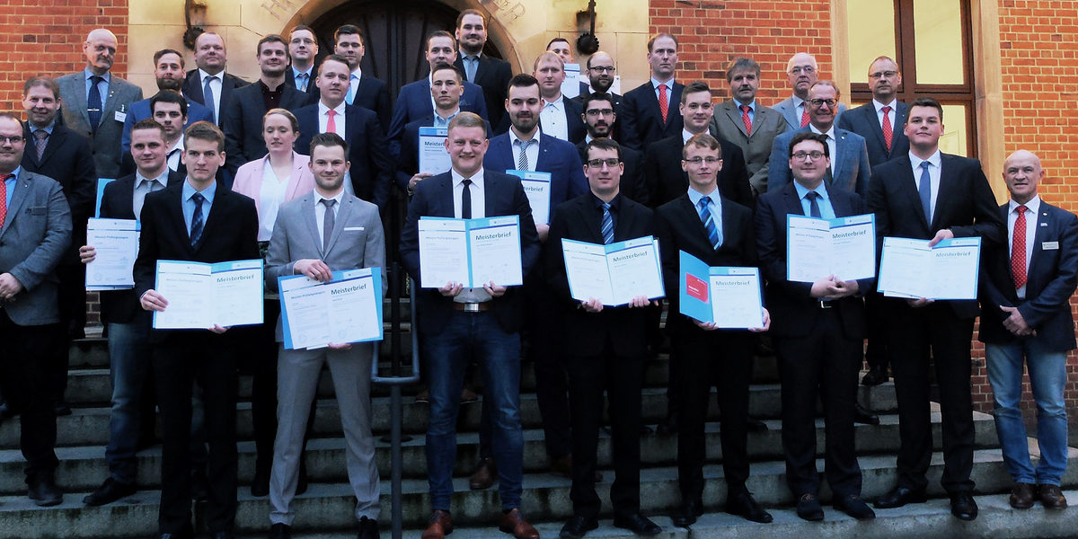 24 neue Landmaschinenmechanikermeister 24 neue Landmaschinenmechanikermeister