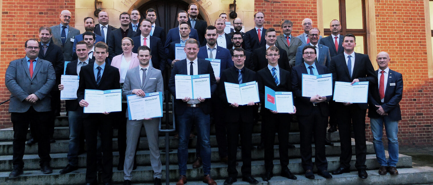 24 neue Landmaschinenmechanikermeister 24 neue Landmaschinenmechanikermeister