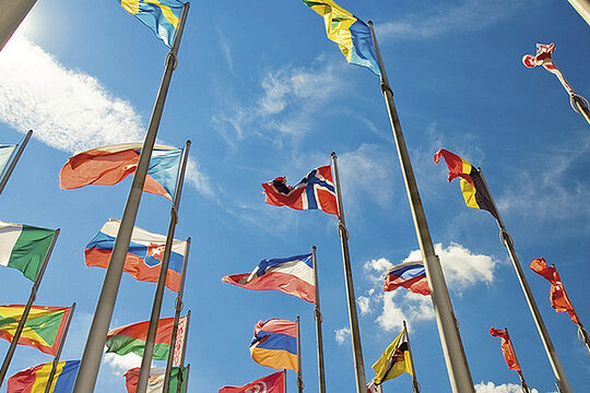 Messe, Fahnen, International, Außenwirtschaft, blau, Querformat, Global, Welt, weltweit, Flagge, Flaggen