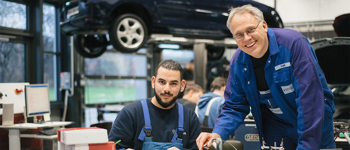 Kfz - Bildung und Weiterbildung Schlagwort(e): Kfz, Lüneburg, Technologiezentrum, Technologiezentren, TZH, ÜLU, Überbetriebliche Lehrlingsunterweisung, Unterricht, Bildung, Fortbildung, Weiterbildung, Meister, Meisterkurs, Seminar, Seminare, Bildungszentrum, Berufsbildung