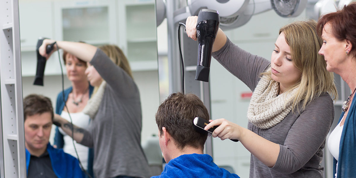 Friseure - Bildung und Weiterbildung Schlagwort(e): Berufsbildung, Bildung, Bildungszentrum, Friseure, Meisterkurs, Seminare, TZH, Technologiezentren, Technologiezentrum, Weiterbildung, fortbildung, lüneburg, meister, seminar, unterricht, ÜLU, Überbetriebliche Lehrlingsunterweisung