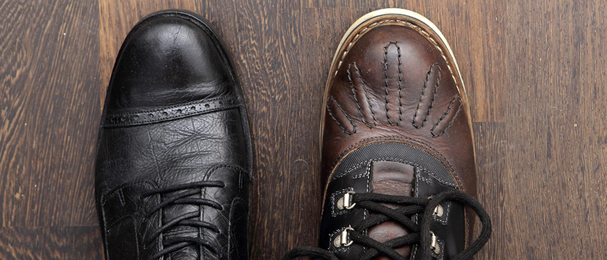 stiefel, baseball, vintage, kult, schuhe, unterschiedlich, verschieden, 2 farben, sorten, falscher schuh, falsch, fehler, sport, braun, konzept, retro, boots, schnrsenkel, leder, mann, kampf, verrckt, crazy, rosa, pink, streit, gestern, getragen, richtung, lebensweg, alt, weg, ziel, start, gehen, plan, mode, strategie, beginn, schwarz, verndern, entscheidung, starten, beginnen, frher, fetisch, paar, 2, lebensstil, amerikanisch