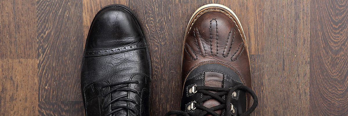 stiefel, baseball, vintage, kult, schuhe, unterschiedlich, verschieden, 2 farben, sorten, falscher schuh, falsch, fehler, sport, braun, konzept, retro, boots, schnrsenkel, leder, mann, kampf, verrckt, crazy, rosa, pink, streit, gestern, getragen, richtung, lebensweg, alt, weg, ziel, start, gehen, plan, mode, strategie, beginn, schwarz, verndern, entscheidung, starten, beginnen, frher, fetisch, paar, 2, lebensstil, amerikanisch