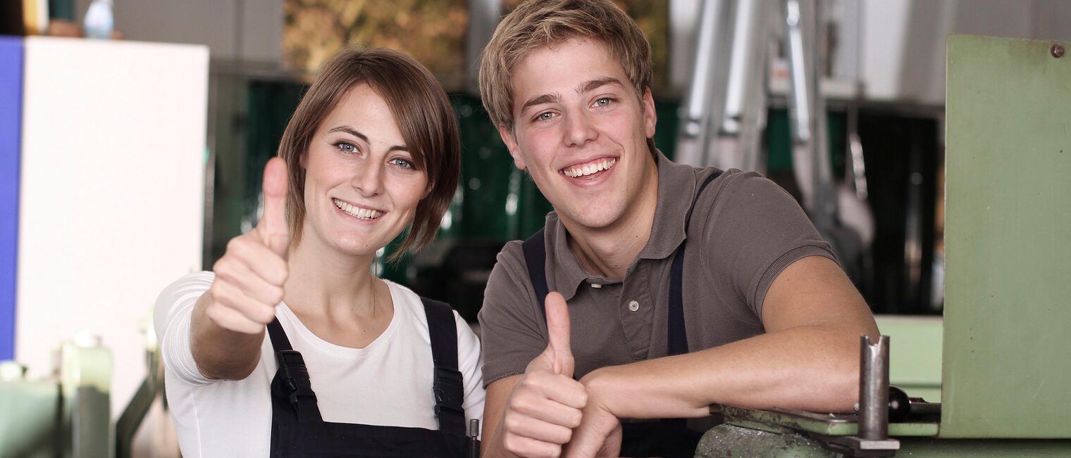 berufsausbildung, auszubildender, daumen hoch, positiv, glücklich, berufspraktikum, praktikantin, jugendliche, jugendlicher, berufswahl, lehrling, lehrstelle, praktikum, berufsorientierung, berufsstart, bors, industriemechaniker, ausbildungsberufe, beim arbeiten, technischer beruf, azubi, ausbildung, industrieaufnahme, auszubildende, mechanikerin, frauenberuf, drehmaschine, mechaniker, maschinenbau, jugendlich, fachkraft, industrie, ausbildungswerkstatt, beruf, werkstatt, maschine, metallverarbeitung, drehbank, frau bei der arbeit, männerberuf, ausbildungsberuf, frau, mädchen, teenager, industrieberuf, arbeiterin, arbeitsplatz, 18 jahre, junge, glückliche