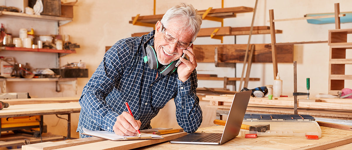 Handwerker telefoniert mit dem Handy Handwerker telefoniert mit dem Handy