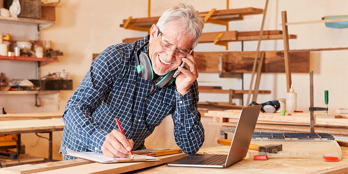 Handwerker telefoniert mit dem Handy Handwerker telefoniert mit dem Handy