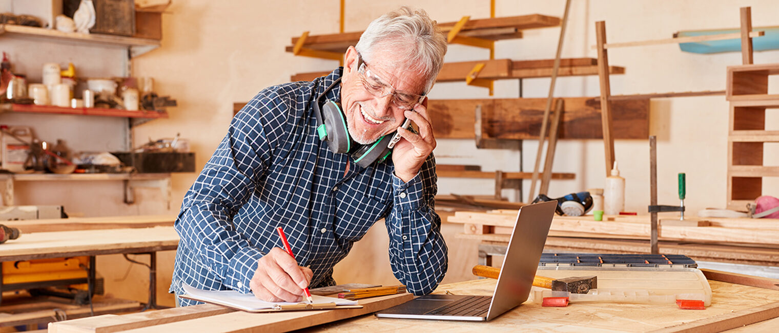 Handwerker telefoniert mit dem Handy