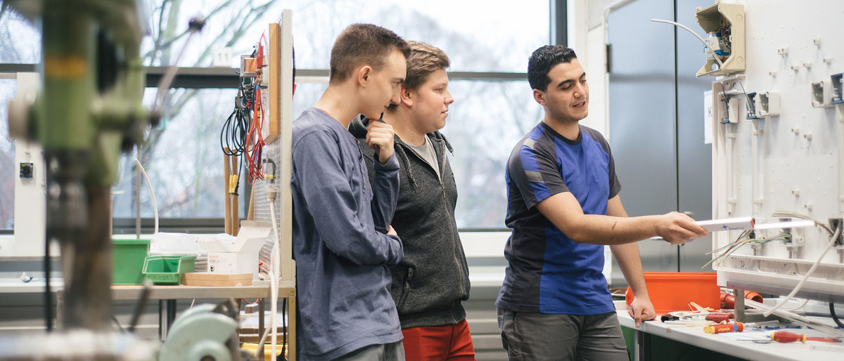 Elektroniker - Bildung und Weiterbildung Schlagwort(e): Elektroniker, Lüneburg, Technologiezentrum, Technologiezentren, TZH, ÜLU, Überbetriebliche Lehrlingsunterweisung, Unterricht, Bildung, Fortbildung, Weiterbildung, Meister, Meisterkurs, Seminar, Seminare, Bildungszentrum, Berufsbildung