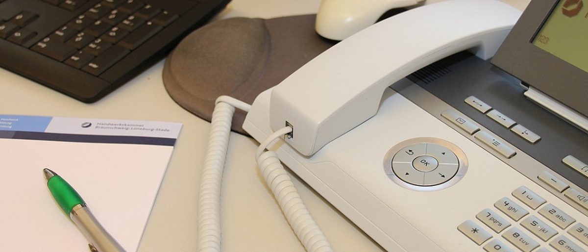 Schreibtisch, Büro, Arbeitsplatz, Computer, PC, Telefon, Tastatur, Maus, Schreibblock, Stift, Notizen, Ansprechpartner, Erreichbarkeit