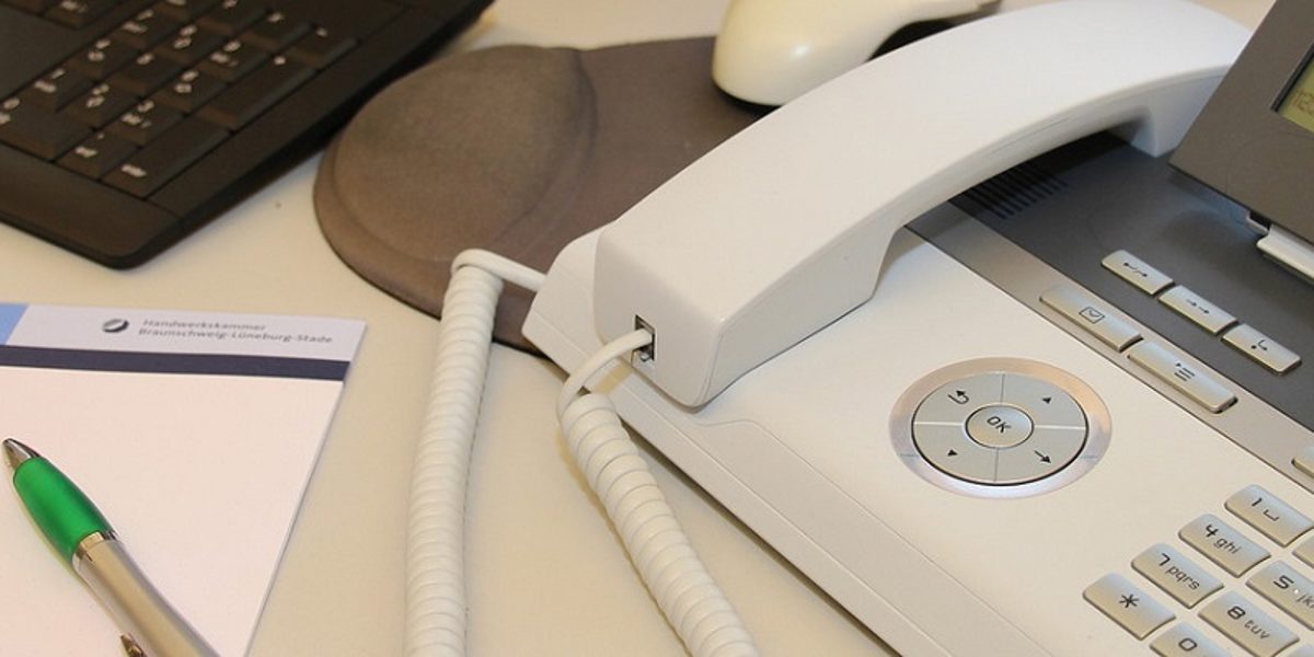 Schreibtisch, Büro, Arbeitsplatz, Computer, PC, Telefon, Tastatur, Maus, Schreibblock, Stift, Notizen, Ansprechpartner, Erreichbarkeit