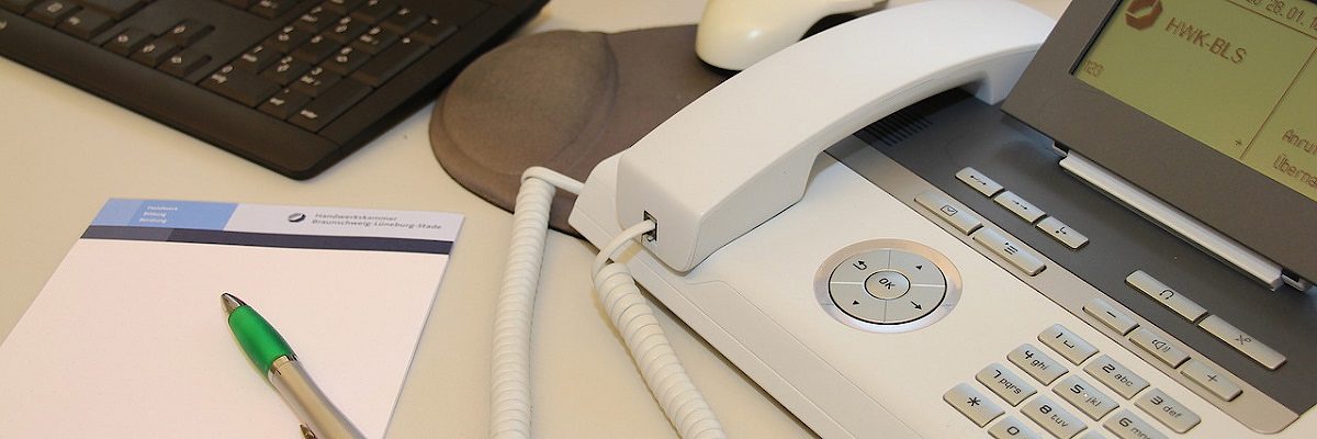 Schreibtisch, Büro, Arbeitsplatz, Computer, PC, Telefon, Tastatur, Maus, Schreibblock, Stift, Notizen, Ansprechpartner, Erreichbarkeit