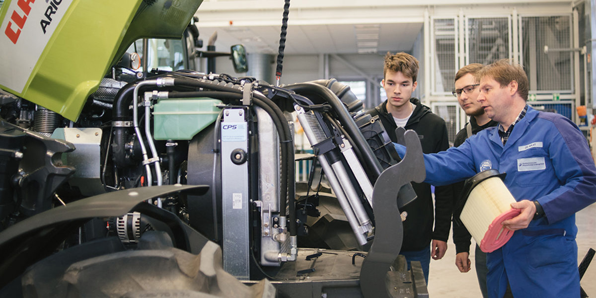 Landmaschinenmechaniker - Bildung und Weiterbildung Schlagwort(e): Landmaschinenmechaniker, Lüneburg, Technologiezentrum, Technologiezentren, TZH, ÜLU, Überbetriebliche Lehrlingsunterweisung, Unterricht, Bildung, Fortbildung, Weiterbildung, Meister, Meisterkurs, Seminar, Seminare, Bildungszentrum, Berufsbildung