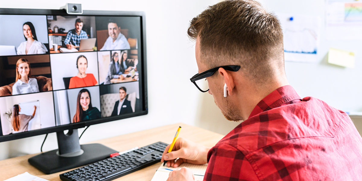 Handwerker macht Videokonferenz Handwerker macht Videokonferenz