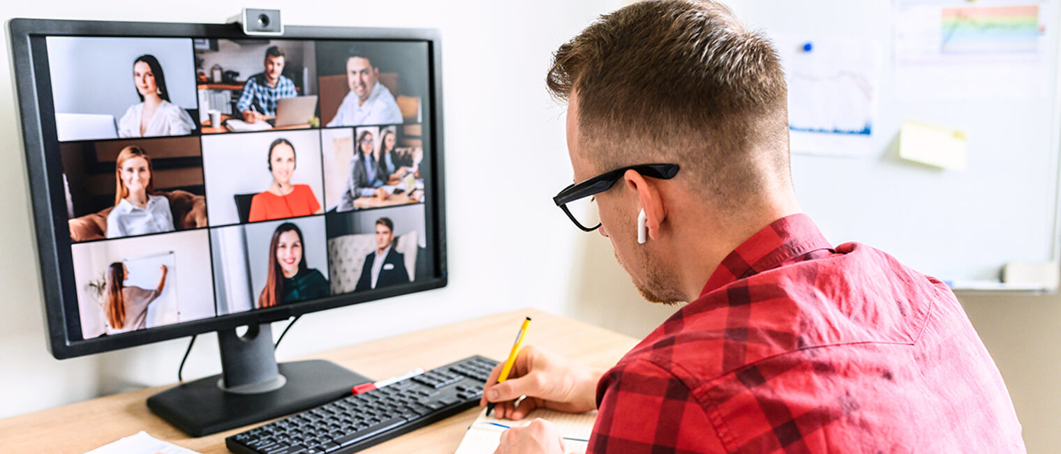 Handwerker macht Videokonferenz