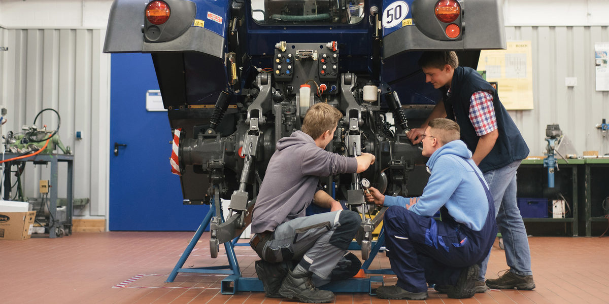 Landmaschinenmechaniker - Bildung und Weiterbildung Schlagwort(e): Landmaschinenmechaniker, Lüneburg, Technologiezentrum, Technologiezentren, TZH, ÜLU, Überbetriebliche Lehrlingsunterweisung, Unterricht, Bildung, Fortbildung, Weiterbildung, Meister, Meisterkurs, Seminar, Seminare, Bildungszentrum, Berufsbildung