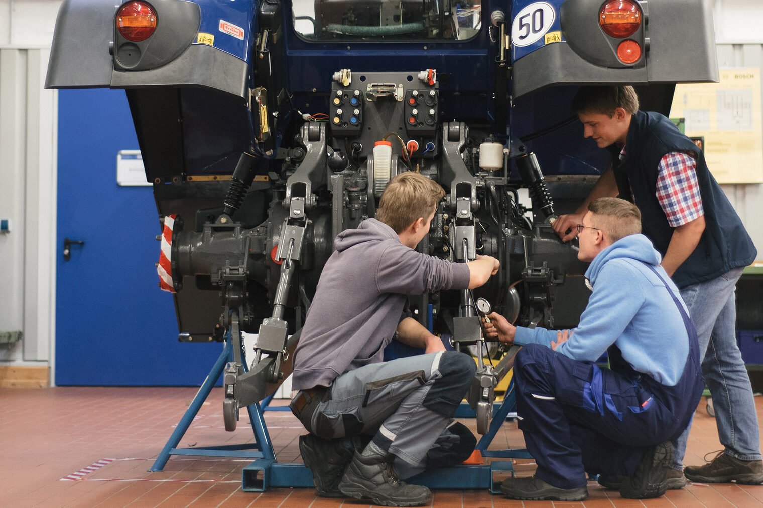 Landmaschinenmechaniker - Bildung und Weiterbildung Schlagwort(e): Landmaschinenmechaniker, Lüneburg, Technologiezentrum, Technologiezentren, TZH, ÜLU, Überbetriebliche Lehrlingsunterweisung, Unterricht, Bildung, Fortbildung, Weiterbildung, Meister, Meisterkurs, Seminar, Seminare, Bildungszentrum, Berufsbildung