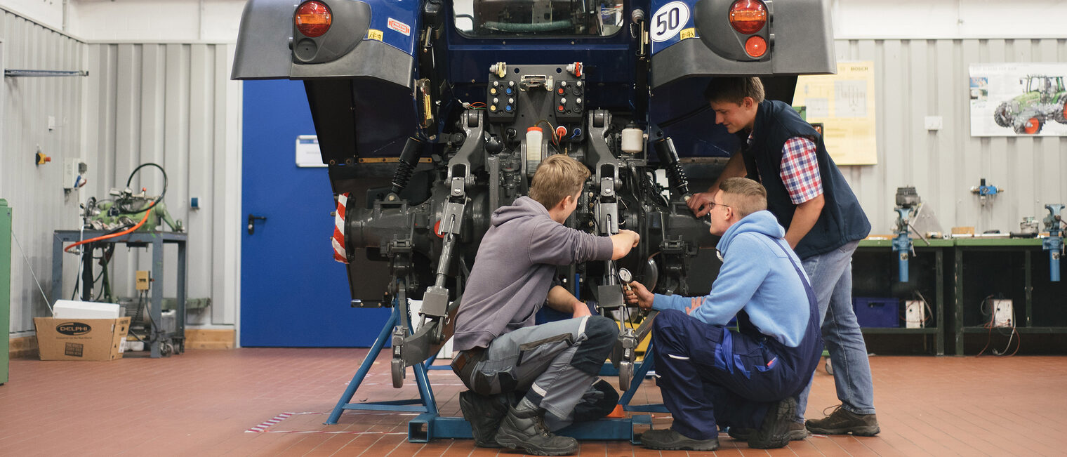 Landmaschinenmechaniker - Bildung und Weiterbildung Schlagwort(e): Landmaschinenmechaniker, Lüneburg, Technologiezentrum, Technologiezentren, TZH, ÜLU, Überbetriebliche Lehrlingsunterweisung, Unterricht, Bildung, Fortbildung, Weiterbildung, Meister, Meisterkurs, Seminar, Seminare, Bildungszentrum, Berufsbildung