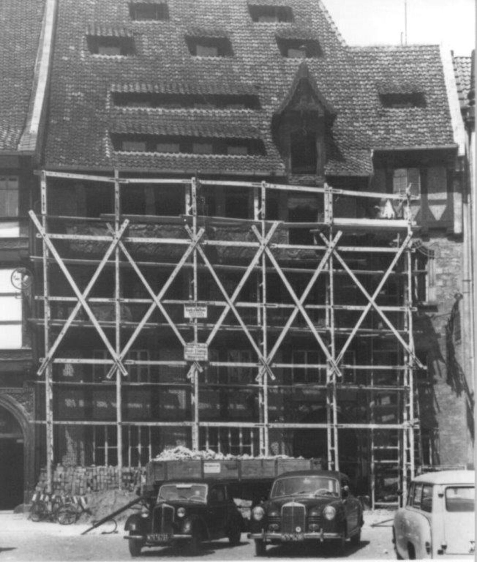 Die historische Holzfassade wurde nach dem Bombenangriff 1944 abmontiert