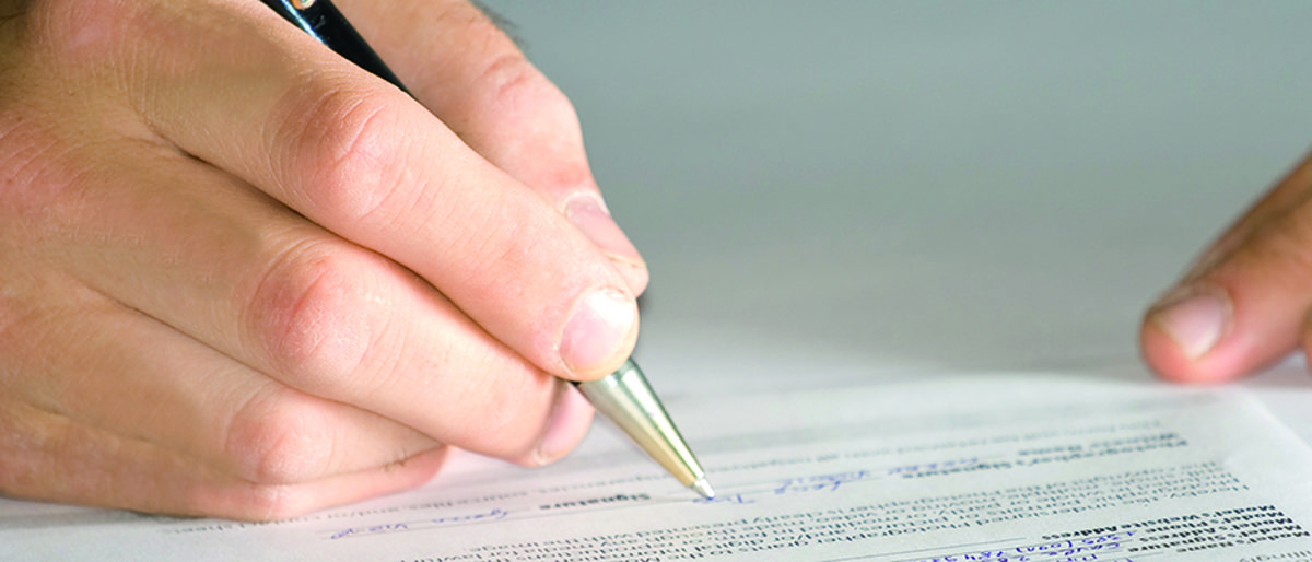 Geschäftsvertrag, Vertrag, Unterschreiben, Unterzeichnen, Nahaufnahme, Vereinbarung, Brief, Mensch, Stift, Unterschrift, Büro, Querformat