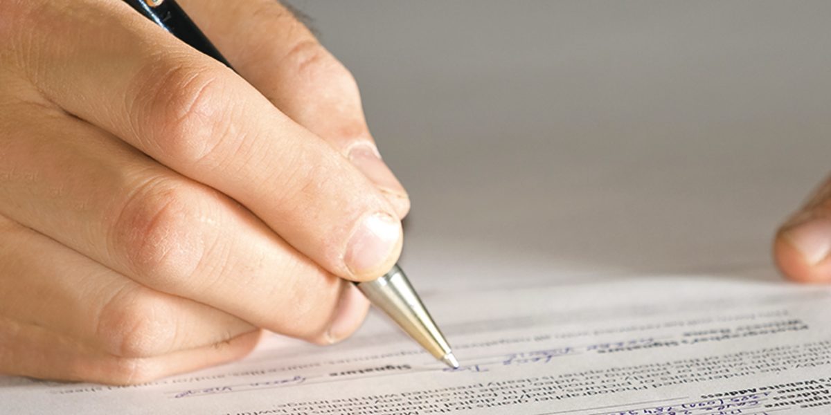 Geschäftsvertrag, Vertrag, Unterschreiben, Unterzeichnen, Nahaufnahme, Vereinbarung, Brief, Mensch, Stift, Unterschrift, Büro, Querformat