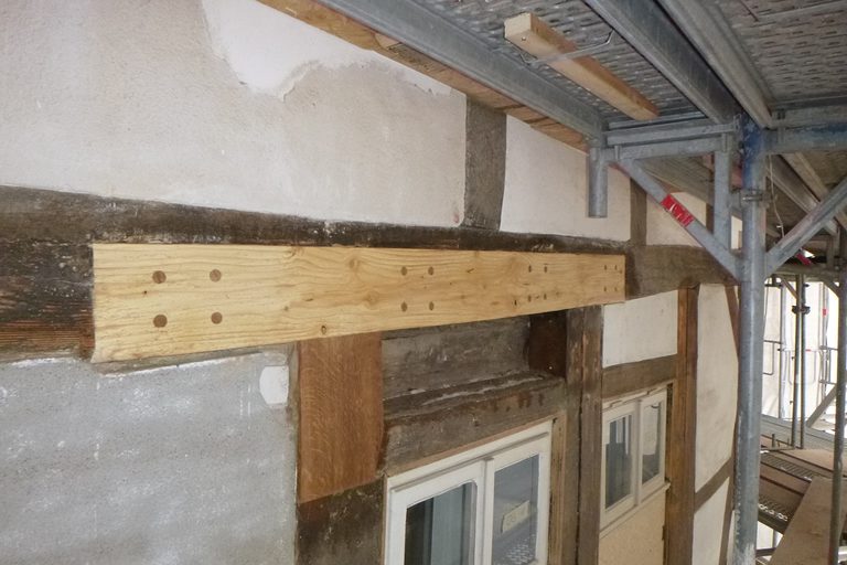 Das fertig mit Holzkeildollen reparierte Fachwerkstück