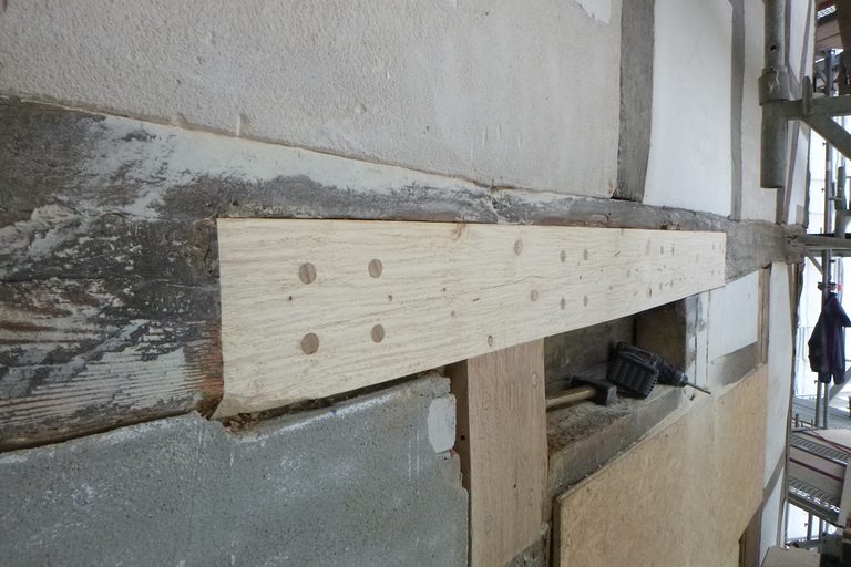 Mit Holzkeildollen reparierte Schwelle und Stütze zum Burgplatz hin