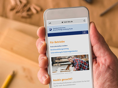 Symbolbild Smartphone mit Internetseite der Handwerkskammer