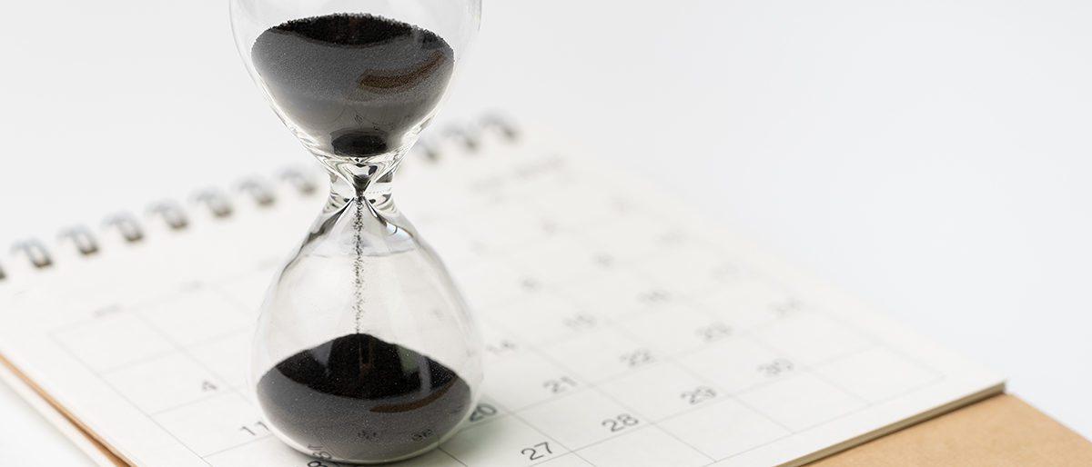 Sanduhr auf Kalender Sanduhr auf Kalender