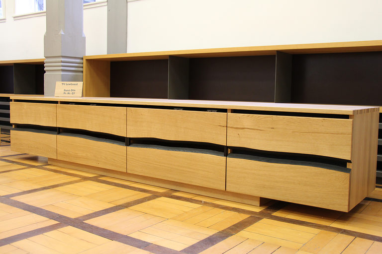 Das Meisterstück von René Otte: ein TV-Lowboard. 