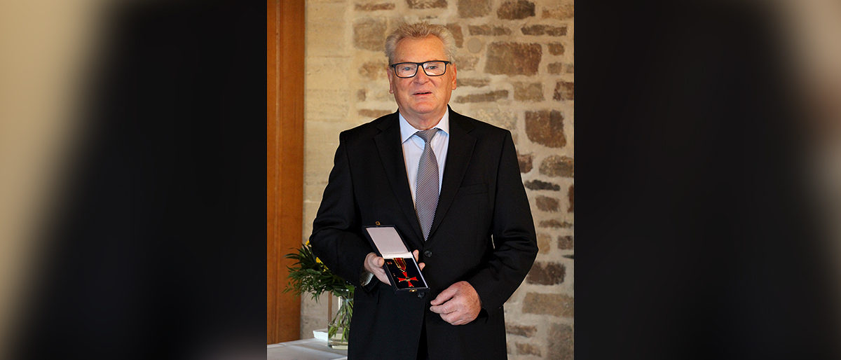 Friseurmeister Hans-Rudolf Meyer bekommt Bundesverdienstkreuz Friseurmeister Hans-Rudolf Meyer bekommt Bundesverdienstkreuz