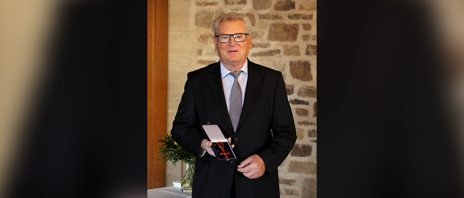 Friseurmeister Hans-Rudolf Meyer bekommt Bundesverdienstkreuz Friseurmeister Hans-Rudolf Meyer bekommt Bundesverdienstkreuz