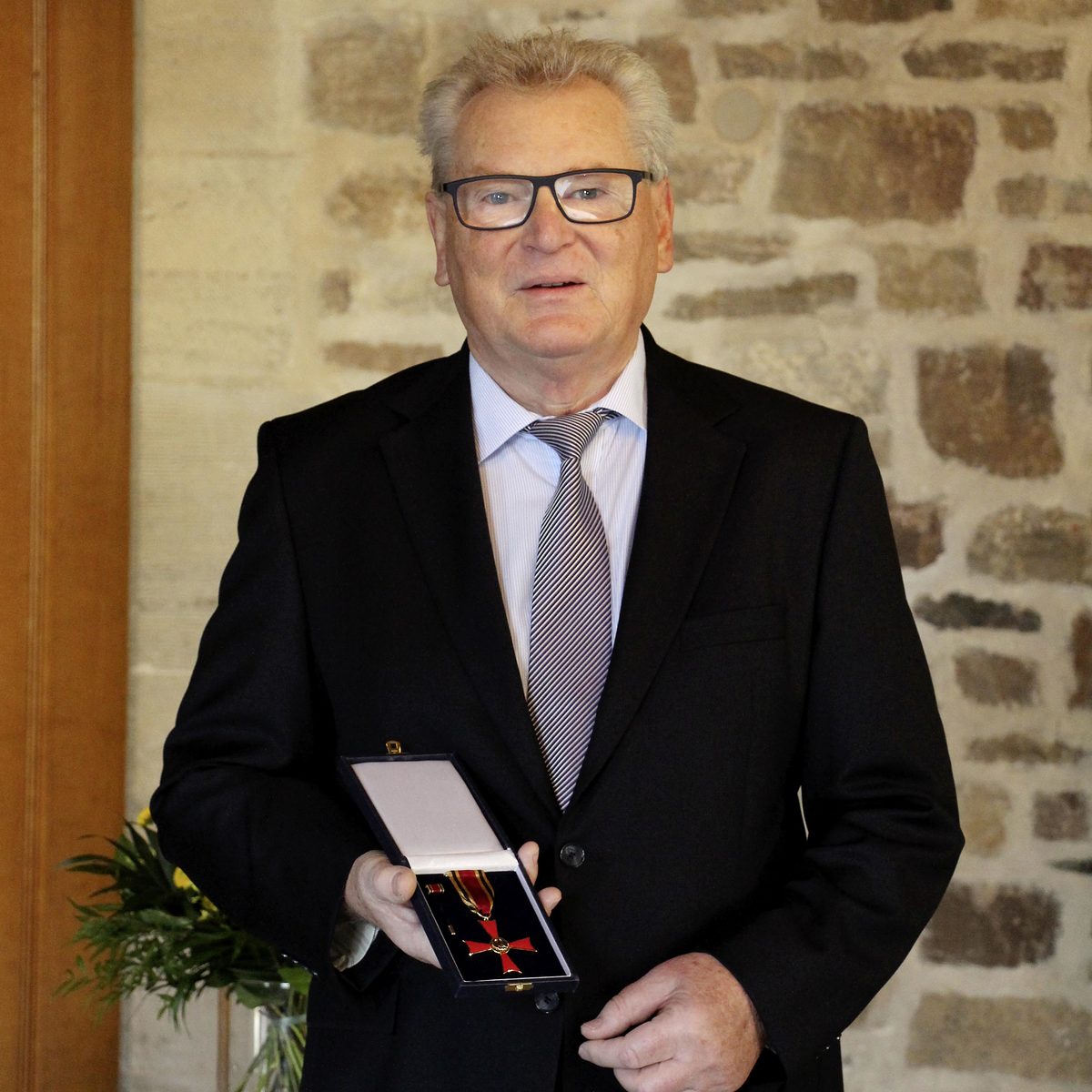 Friseurmeister Hans-Rudolf Meyer bekommt Bundesverdienstkreuz.