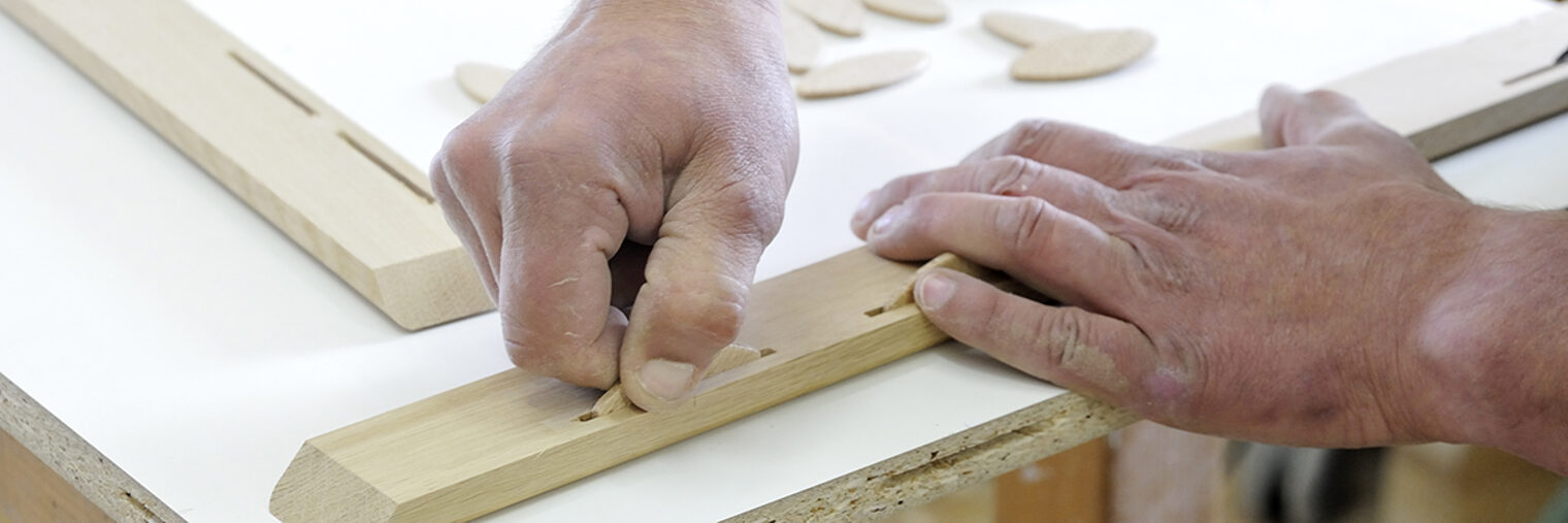 Meister, Geselle, Mann, Holz, Innenaufnahme, Säge, Finger, Schreiner