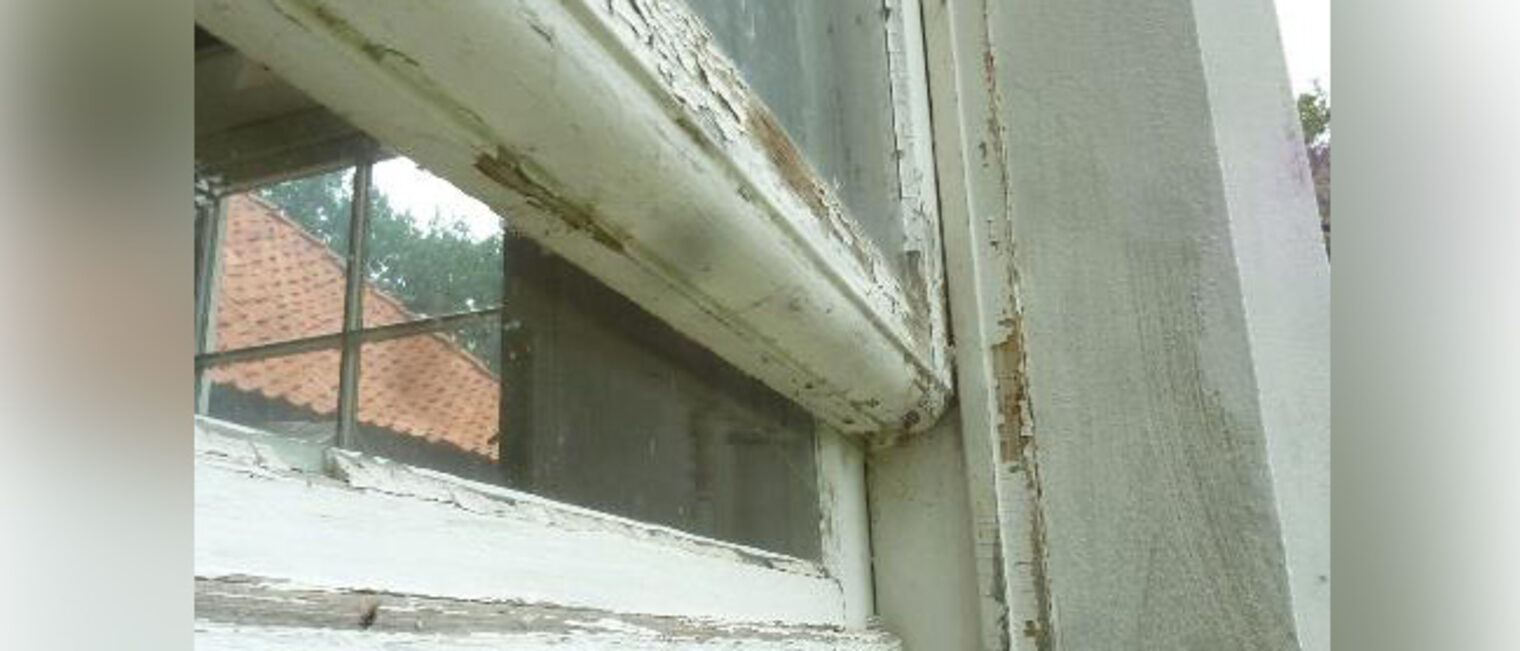 Zahlreiche, im Laufe der Zeit übereinander aufgetragene Anstriche überdeckten die beweglichen Teile der Fenster. 