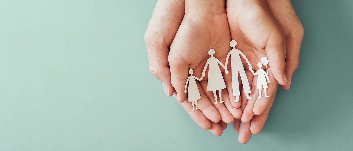 Symbolbild: Hände mit einer Figuren-Familie Symbolbild: Hände mit einer Figuren-Familie