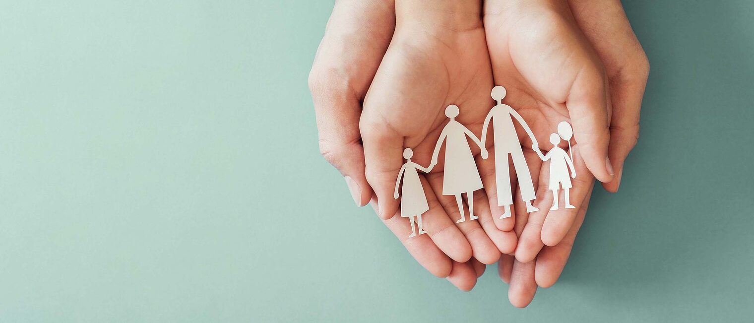 Symbolbild: Hände mit einer Figuren-Familie Symbolbild: Hände mit einer Figuren-Familie
