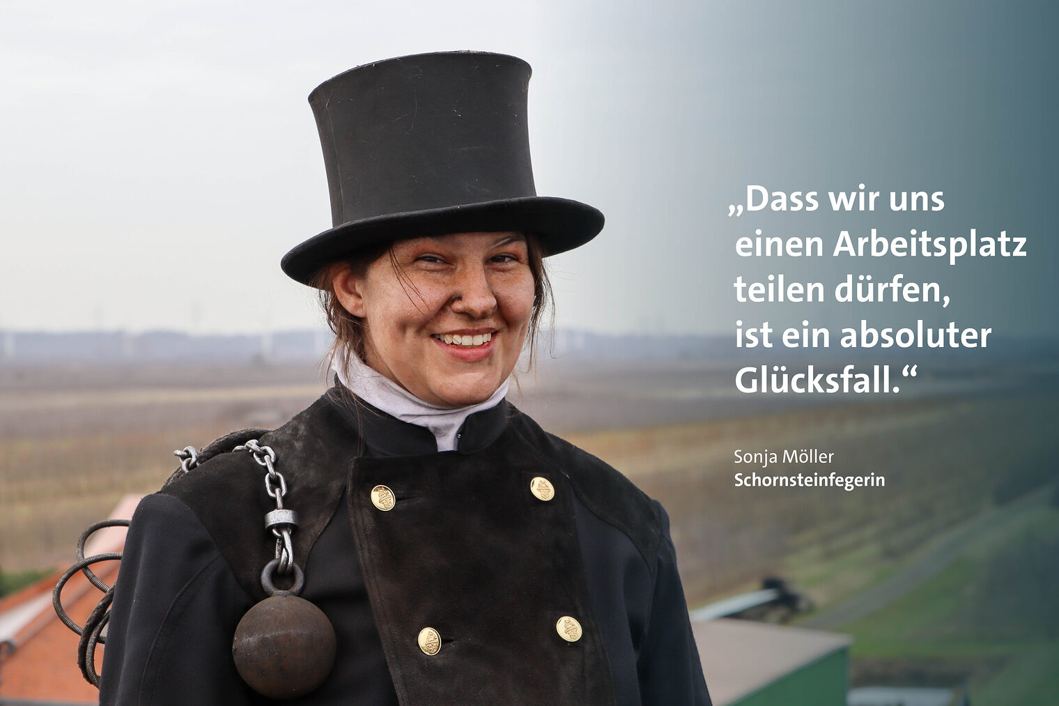 Schornsteinfegerin Sonja Möller teilt sich mit ihrer Kollegin einen Arbeitsplatz. 