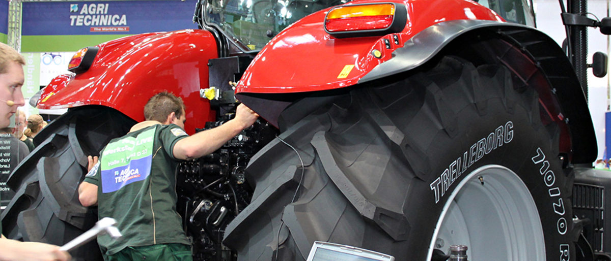 Agritechnica 2011 / Hannover / Landmaschinen / Meister / Leisenz / Traktor / Handwerkskammer / Stand / FHDW / Foto: Bauerfeld
