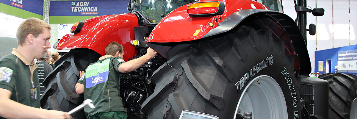 Agritechnica 2011 / Hannover / Landmaschinen / Meister / Leisenz / Traktor / Handwerkskammer / Stand / FHDW / Foto: Bauerfeld