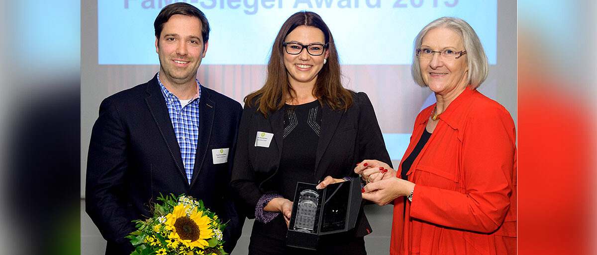 Kammervizepräsidentin Heidi Kluth (rechts) überreicht den Preis. Bei der Elektro-Rosin GmbH aus Uelzen wird Familienfreundlichkeit gelebt. Hierfür bekam er den FaMi-Award 2015.
