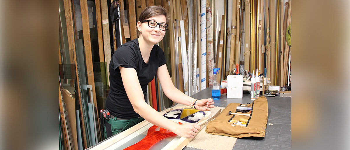Lina Thomann hat eine Ausbildung zur Glaserin gemacht. Lina Thomann hat eine Ausbildung zur Glaserin im elterlichen Betrieb gemacht. Sie ist bereits Gesellin.